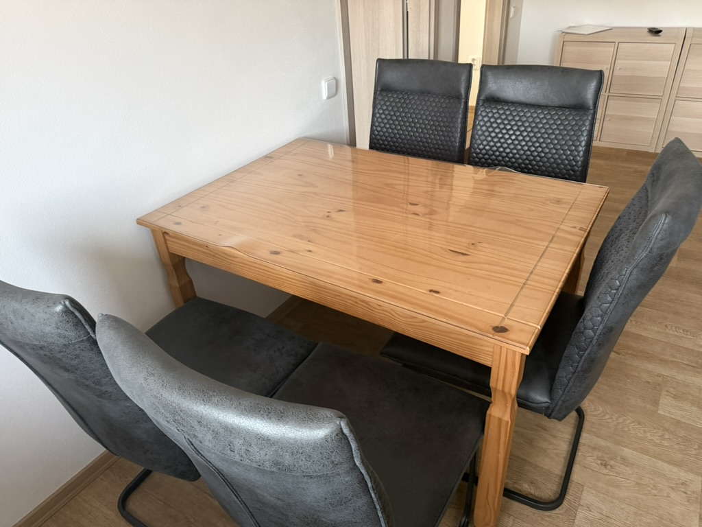Apartmány Knížkovi – jidelni stul